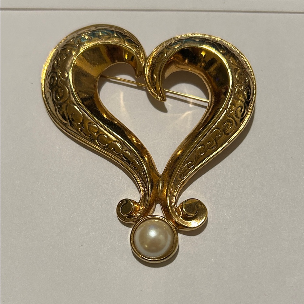 Avon-Vintage-Gold colored brooch with faux pearl